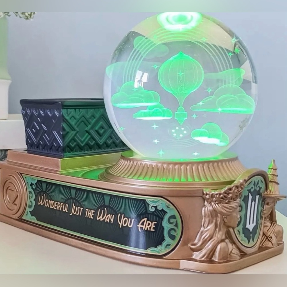 Scentsy Wicked Warmer Globe & Green Girl Power Wax Bar! 💚 Limited edition